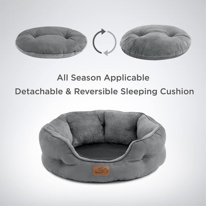  The round cat bed is suitable for all seasons. Detachable and reversible sleeping cushion on a white background