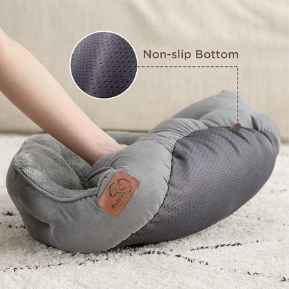 Raise the bottom of the round cat bed and you'll find it has a non-slip design.